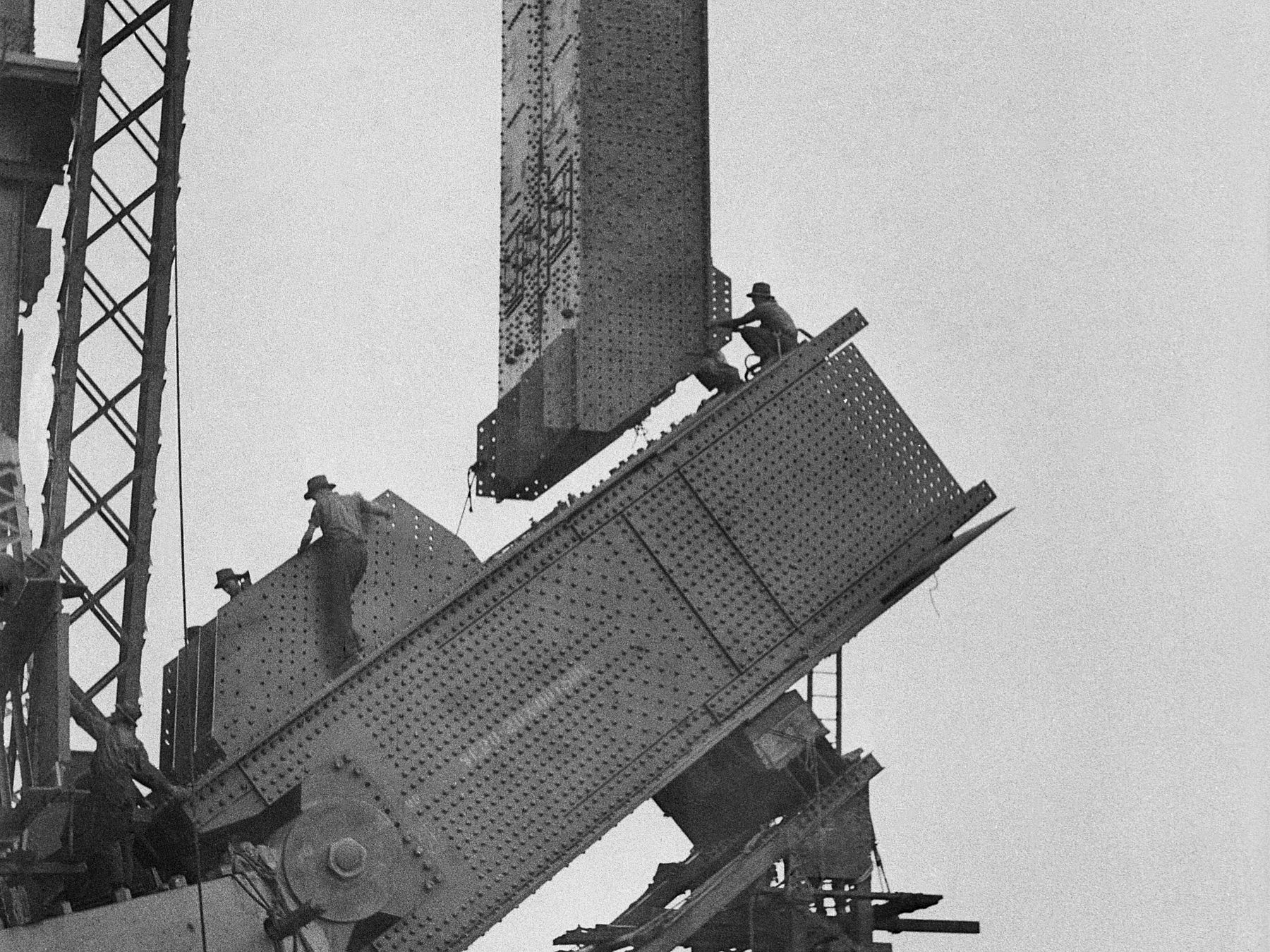 Fitting first vertical beam to first lower chord beam on south-side bearer, photograph by Ted Hood, 1911-2000, Home and Away – 2965
